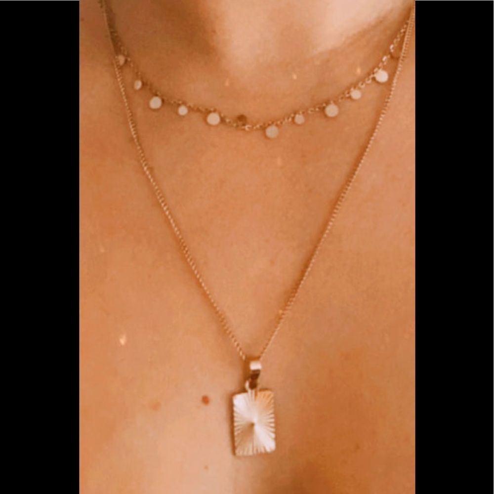 Elegant Gold Necklace with Pendant